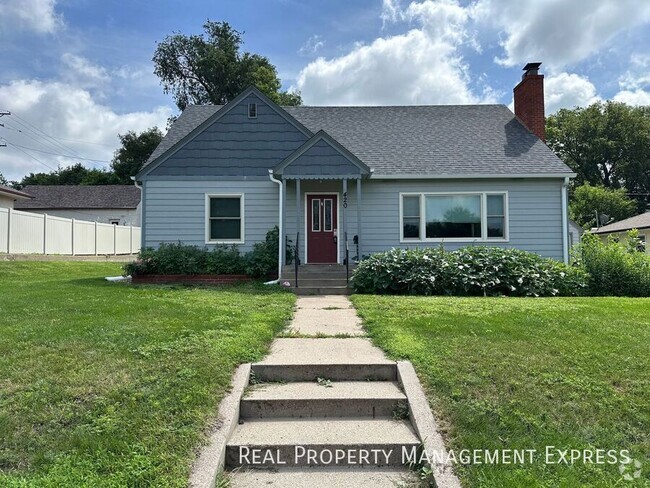 Building Photo - Cozy 4 Bedroom 3 Bathroom Home
