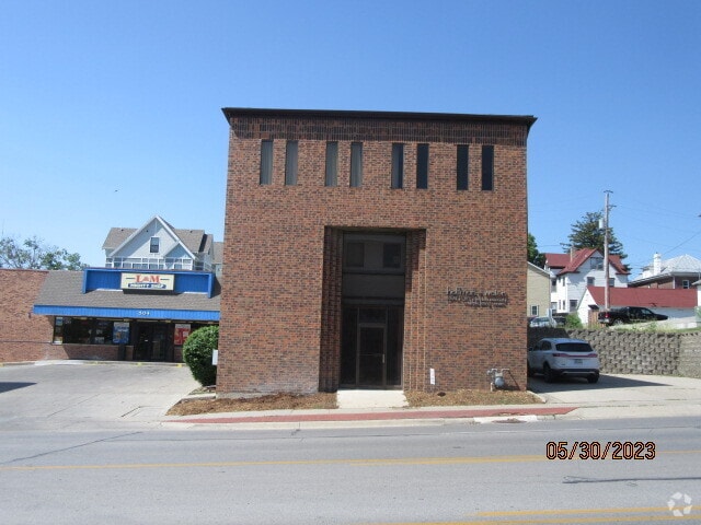 Building Photo - 512 E Burlington St Unit 1 Rental