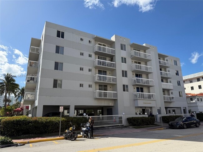 Building Photo - 3588 Collins Ave Unit 404