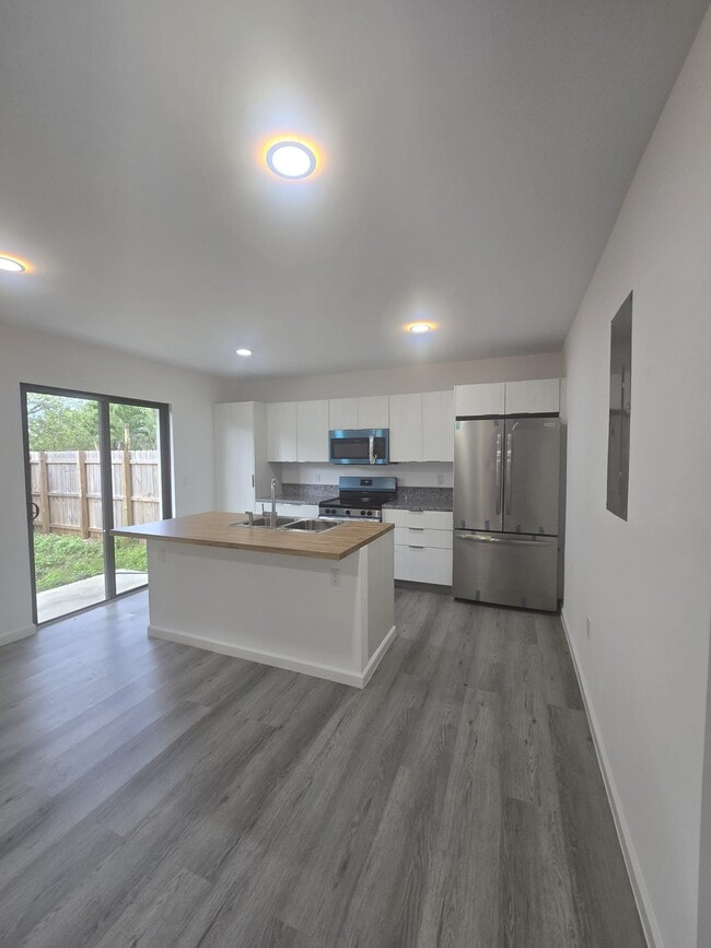 Building Photo - 568 NW 7th St