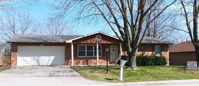 Building Photo - Large 4 Bedroom/3 Bath House with Basement!