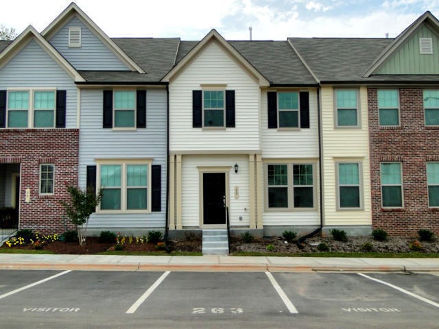 Building Photo - 3 Bedroom, 2.5 Bathroom Townhome with Office!