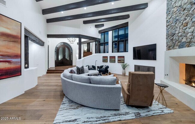 5810 E Cholla Ln