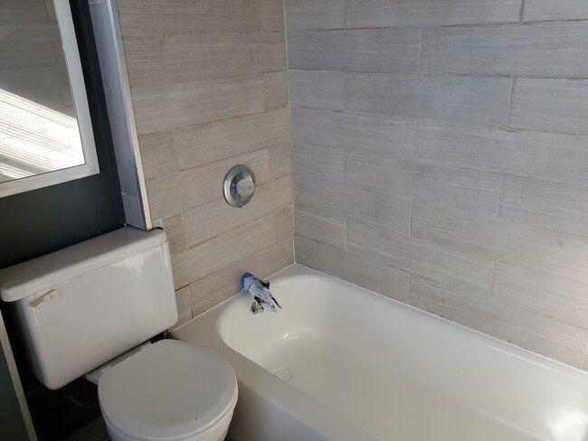 Bathroom - 137 Carleton St Unidad 2