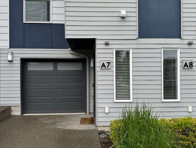 Photo - Modern Lynnwood 2BD/2.5BTH Townhome for Lease! Small Pet Friendly!