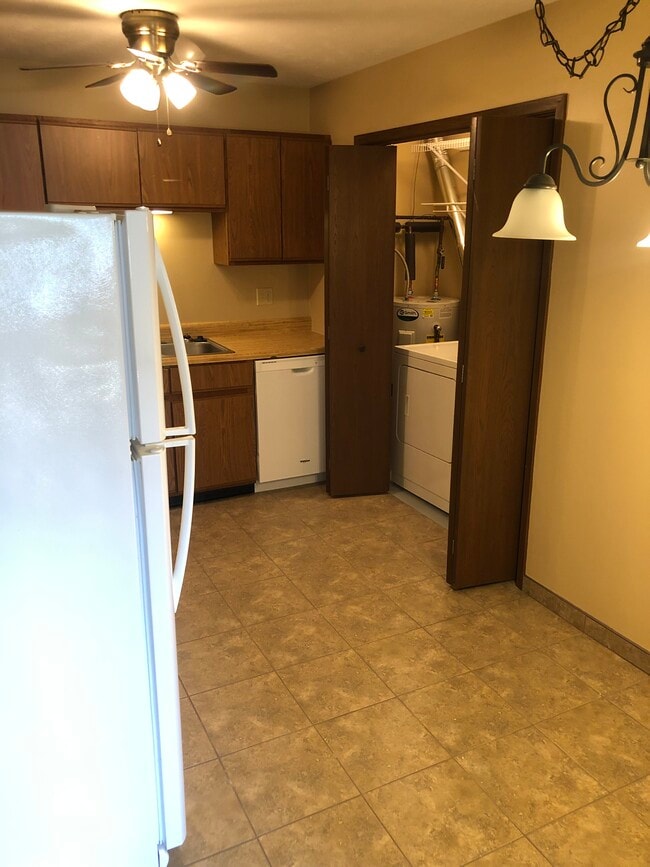 Kitchen w/ washer & dryer - 1713 Rockingham Dr Unit A