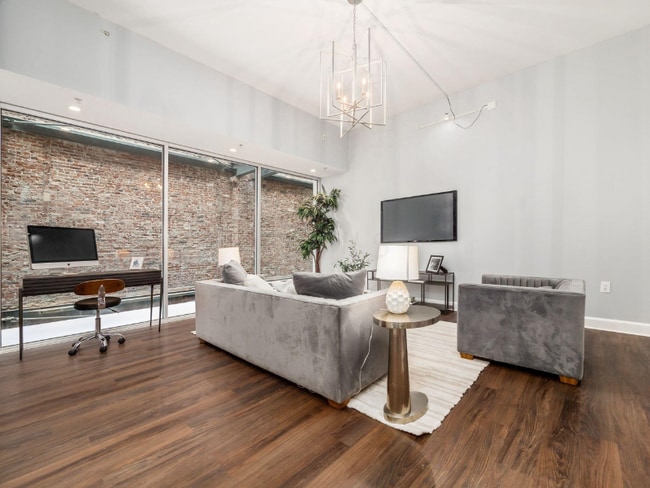 Photo - 106 N High St