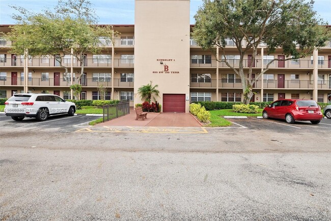 Photo - 850 SW 133rd Terrace Unidad 314B Rental