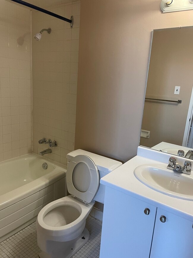 Photo - 175 Bloor St W