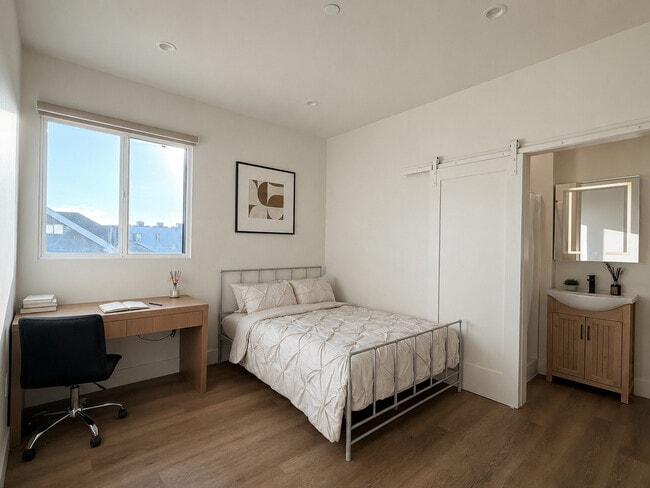 Building Photo - 1575 W 35th Pl Unit 111