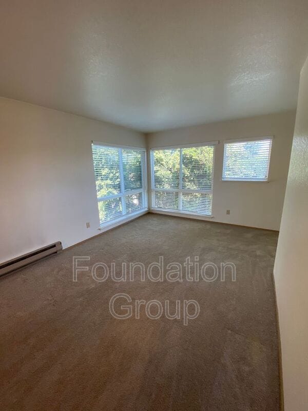 Photo - 910 N 104th St