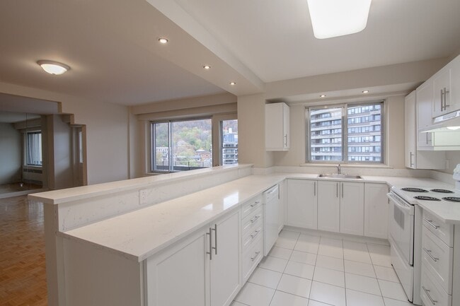 Building Photo - 3555 Chem. de la Côte-des-Neiges Unit 1517