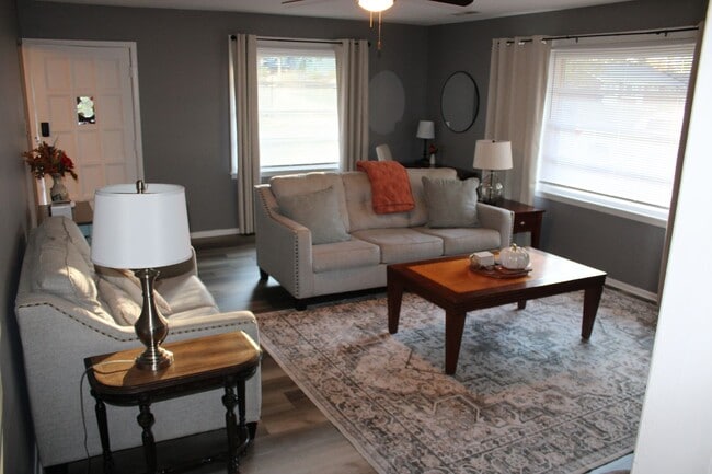 Building Photo - 3 bed 2 bath 2 car garage near campus.