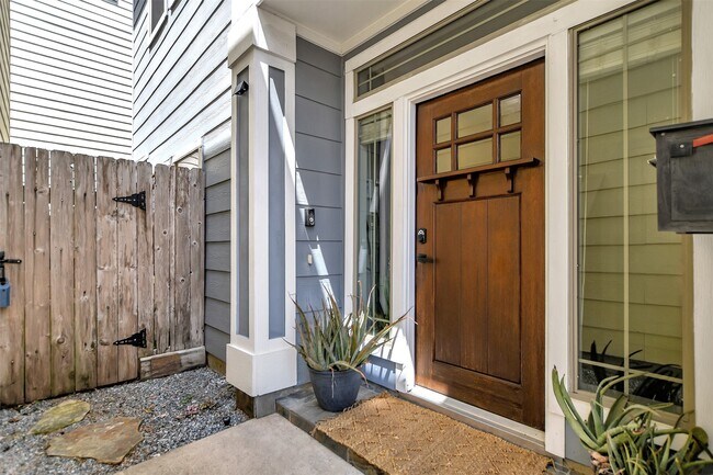 Photo - 837 W 25th St