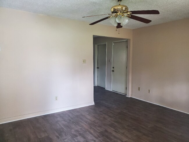 Photo - 1105 Simpson St