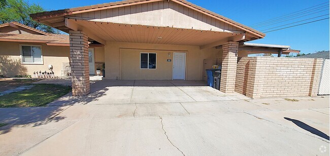 Building Photo - Beautifully 3-bedroom, 1-bathroom apartment Unit 1602 Yucca Dr. #2
