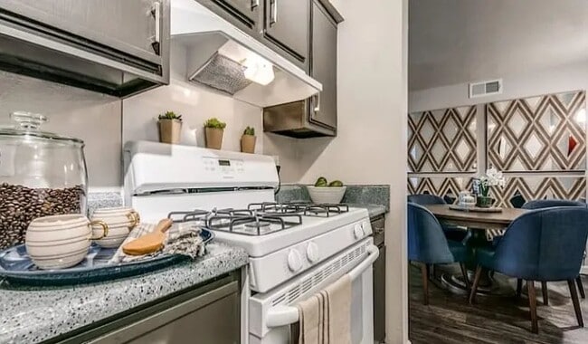 Photo - 3550 E Overton Rd Unidad Valora - Studio Apartment