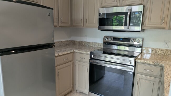 Stainless Appliances - 5200 Martel Ave Unit Monticello Balcony Condo