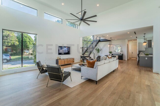 Photo - Stunning 2-Sstory 4/3.5/2 w/Pool in Dallas...