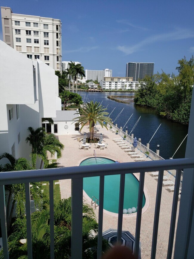 Building Photo - 2850 NE 14th Street Causeway Unit 403b Rental