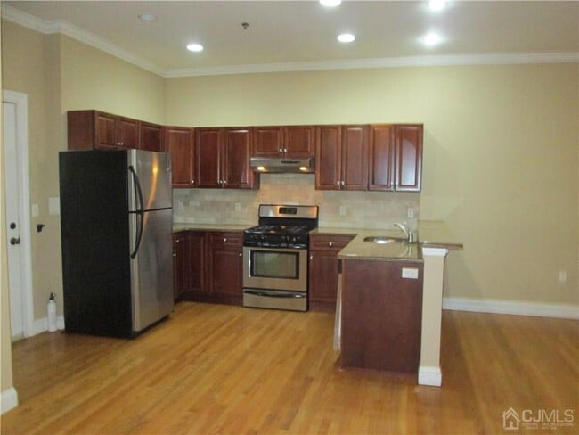 Photo - 547 Sayre Ave Unit 202