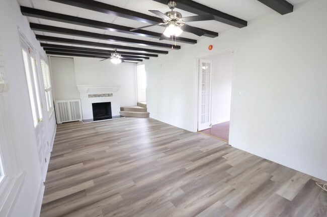 Building Photo - 1124 Brownsville Rd Rental