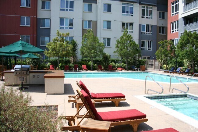 Building Photo - High End Condo on Top floor: High Ceilings... Unit 420