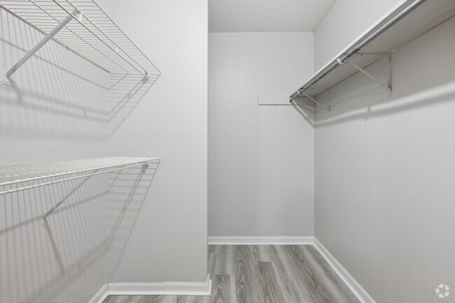 1BR, 1BA - 600SF - Walk-in Closet