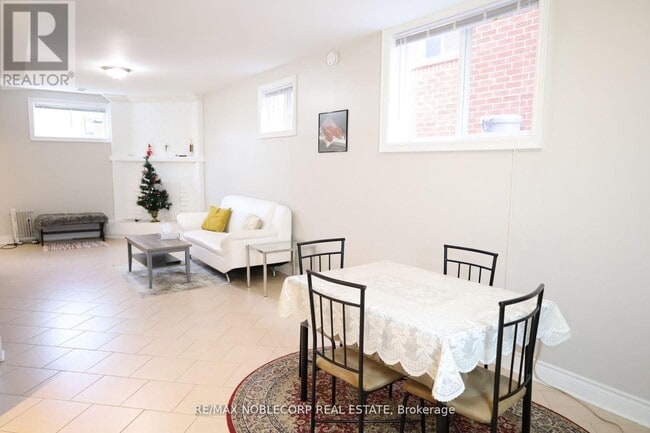 Photo - 5 Twinberry Crescent