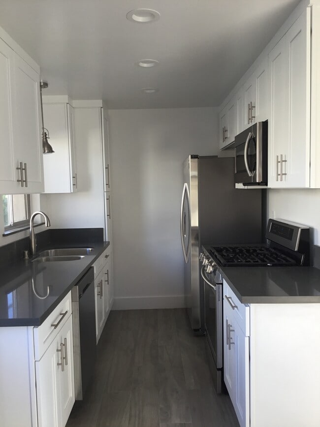 Kitchen - 2604 Graham Ave Unit C-Upper