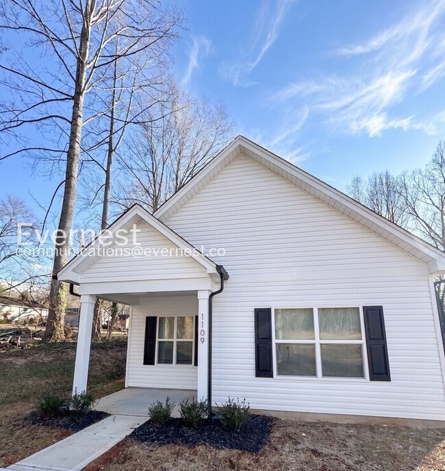 Building Photo - 3 Bed/2 Bath Home with Off-Street Parking / Pet-Friendly / Vouchers Accepted / Coming Soon!