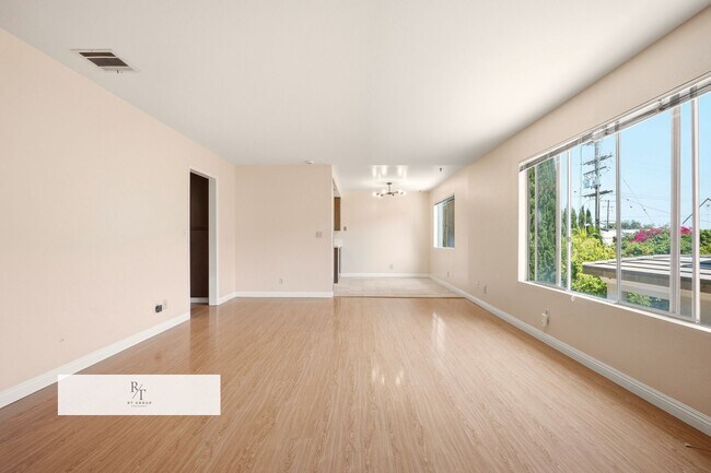 5934 1/2 Alessandro Ave