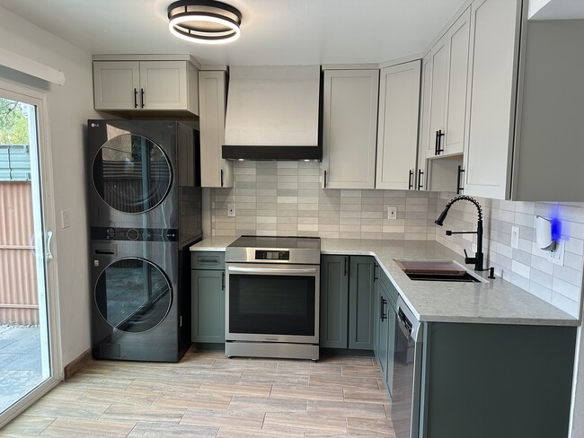 New In-Unit Washer/Dryer and Appliances - 2950 N Alvernon Way Condominio Unidad 7105