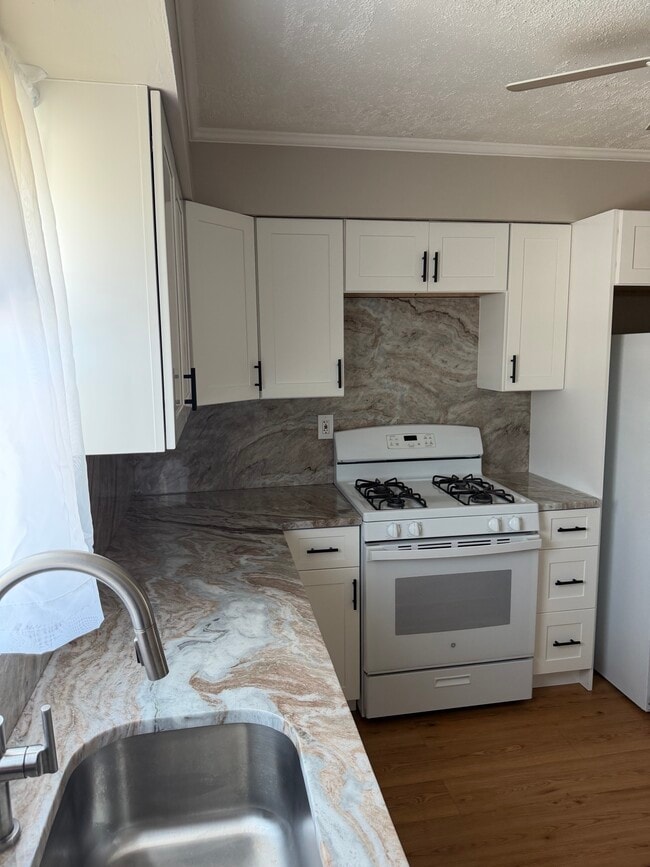 Photo - 200 Hiering Ave Unit Apt 4
