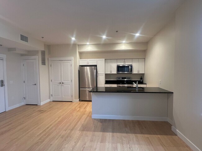 Photo - Putnam Hotel – $2,041 – 1 Bedroom/1 Bathroom, 690 SQ.FT. – UTILITIES INCLUDED, Available Immediately Unidad 305