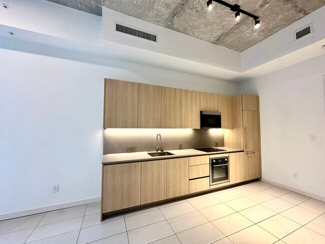 Building Photo - 142 NW 31st St Unit S2