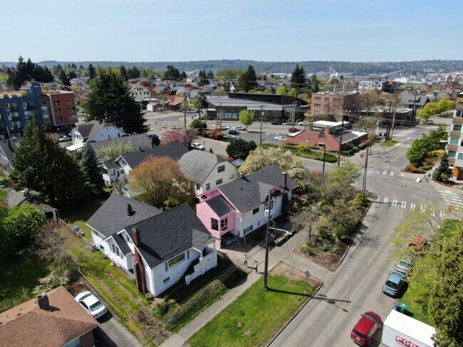 Photo - Beacon Hill - "Pretty in Pink" 2 Bedroom /...