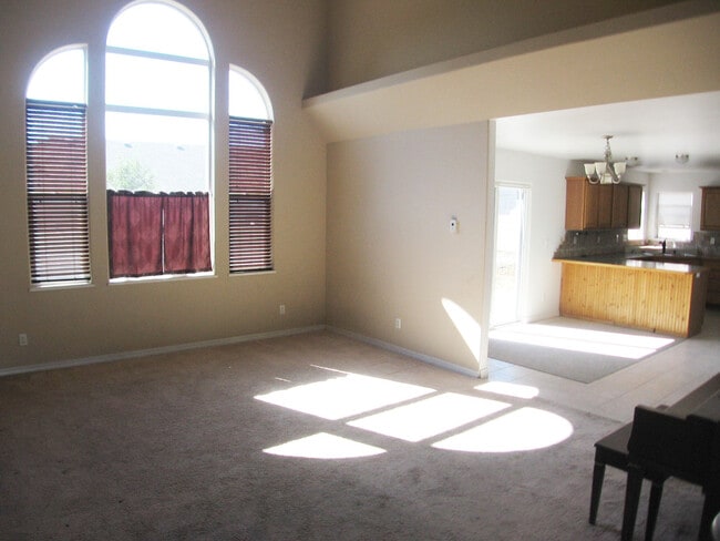 Photo - 627 Kings Glen Loop