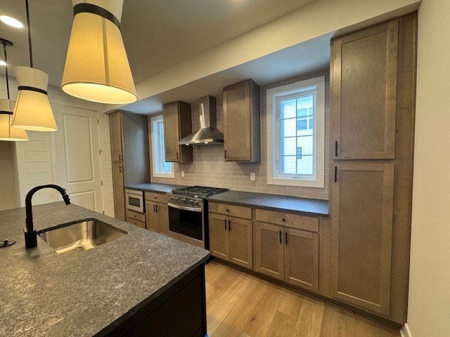 Cocina gourmet de moda con encimeras de granito con aspecto de cuero. - 305 Frederick Way