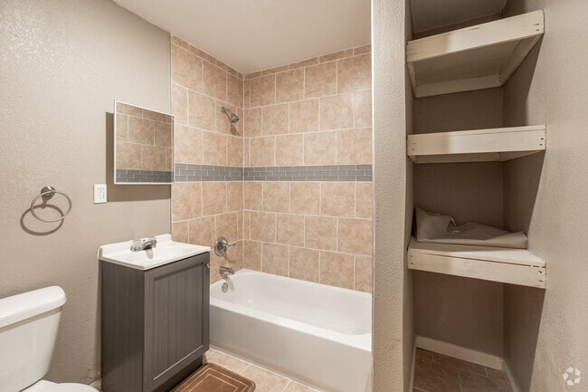2BR, 1BA - 700SF - Bathroom