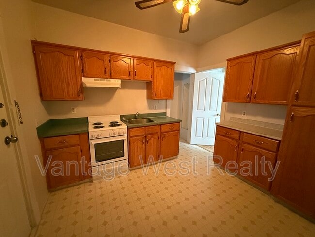 Photo - 690-690 Winnipeg St