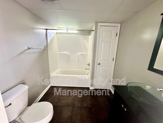 Photo - 18 Edgehill Dr Unit B