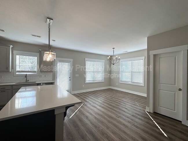 Photo - 102 N Dunn St