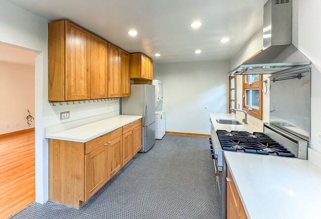 Photo - 3515 Beethoven St