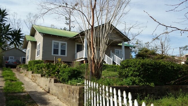 Building Photo - 3/1 Hilltop Cottage Rental