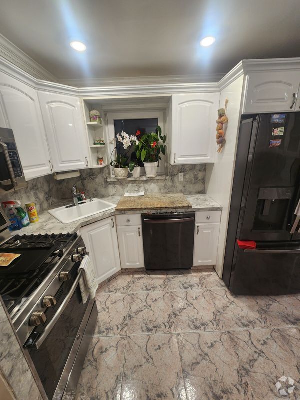 Building Photo - 62-35 62nd St Rental