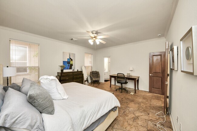 Photo - 825 Rosine St