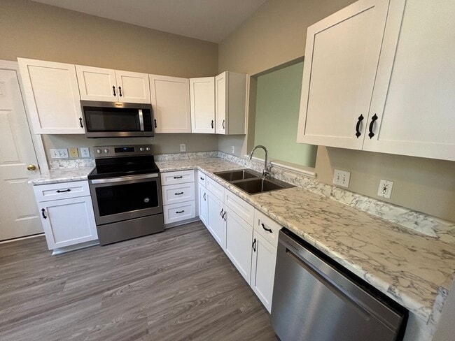 Photo - 3 Bed 2.5 Bath Town Home in Carleton Place ~ Students Welcome with Co-Signers!