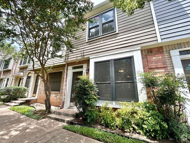 Building Photo - Lovely Rental with 2 Beds, 2.5 Baths & Spa...