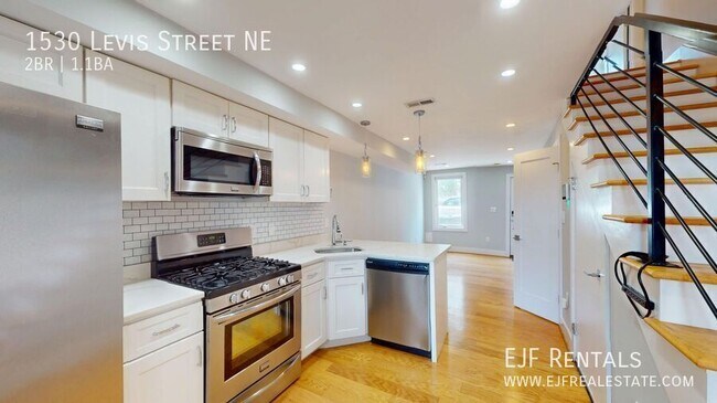 Photo - 1530 Levis St NE